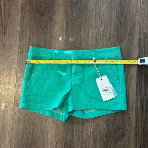 Women’s Green Shorts Size 29 NWT Casual Relaxed Fit Summer Staple Lightweight - Picture 2 of 3